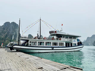 Tàu du lịch bị "treo giò" 7 ngày vì để khách mang chai nhựa dùng một lần tham quan vịnh Hạ Long