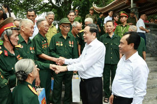 Chủ tịch Quốc hội Trần Thanh Mẫn tri ân gia đình có công với cách mạng tại tỉnh Thái Nguyên