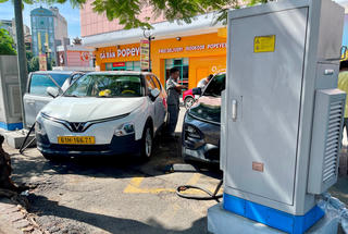 Cần phủ kín mạng lưới trạm sạc xe điện