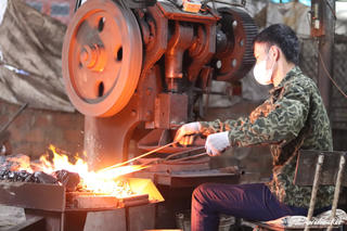 Cận Tết, làng rèn đỏ lửa xuyên đêm