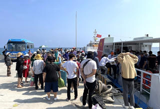 Quảng Ngãi: Rất đông du khách ra đảo Lý Sơn dịp lễ 30/4 và 1/5