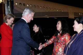 Nhà Vua và Hoàng hậu Bỉ đến Hà Nội, bắt đầu thăm cấp Nhà nước tới Việt Nam