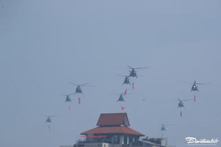 Mãn nhãn hình ảnh trực thăng 'xé gió' bay trên bầu trời Hà Nội
