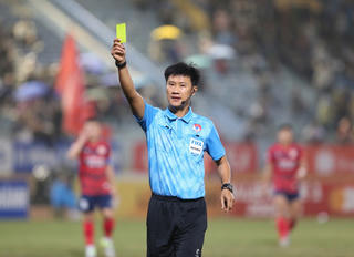 V-League 'dậy sóng' chuyện… VAR