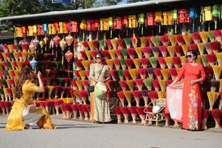 Du khách thích thú check-in tại làng hương nổi tiếng bậc nhất xứ Huế