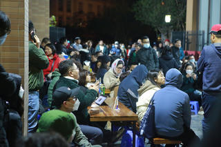 Hà Nội: Xếp hàng từ nửa đêm chờ mua hồ sơ vào lớp 1