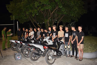 Tạm giữ nhóm ‘choai choai’ vô cớ chém người đi đường