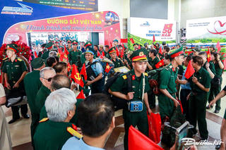 Đón đoàn diễu binh trở lại Hà Nội sau lễ kỷ niệm 50 năm thống nhất đất nước