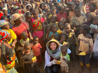 Hoa hậu Thùy Tiên sang Angola nghiệm thu giếng nước sạch tặng người dân