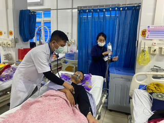 Gia đình 4 người phải cấp cứu do sưởi than