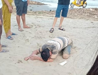 Người bố gào khóc trên bờ biển vì 2 con bị đuối nước 