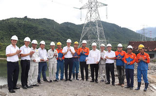 Công đoàn EVNNPT tặng quà, động viên lực lượng thi công đường dây 500kV Vân Phong – Vĩnh Tân