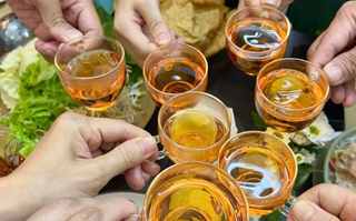 Nhận biết các dấu hiệu ngộ độc rượu trong dịp cuối năm