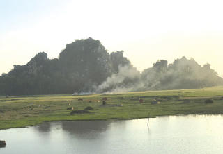 Những ngọn khói bên đường