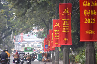 [ẢNH] Đường phố ngập sắc đỏ mừng 93 năm Ngày thành lập Đảng 