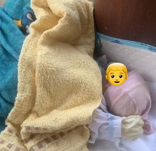 Đang còn đi học lỡ có con, người mẹ mang bé đến gửi trước chùa