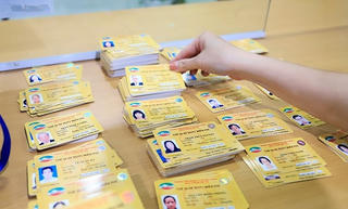 Hà Nội cấp thẻ xe buýt miễn phí dành cho người cao tuổi, người có công thời hạn vĩnh viễn