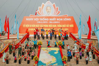 Lễ Thượng cờ ‘Thống nhất non sông’ ở Đôi bờ Hiền Lương - Bến Hải