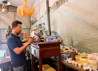 Chuyện người đi ‘giải cứu’ bát hương cũ