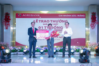 Agribank trao thưởng giải Đặc biệt 1 tỷ đồng cho khách hàng gửi tiền tại Sóc Trăng