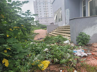 Hà Nội: Chung cư mặt tiền đường lớn 'bỏ hoang', xuất hiện kim tiêm và rác thải