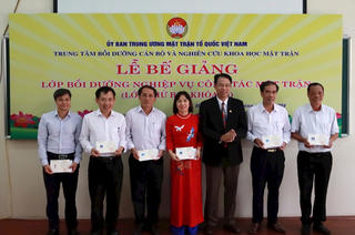 Bế giảng lớp bồi dưỡng nghiệp vụ công tác Mặt trận