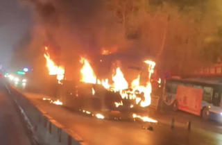 Hà Nội: Xe buýt cháy ngùn ngụt lúc rạng sáng