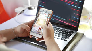 Không chỉ xin lỗi, gỡ bài là xong!