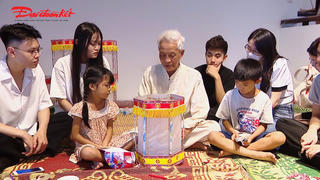 Người nghệ nhân 20 năm dạy trẻ làm đồ chơi truyền thống