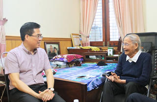 Chủ tịch UBND tỉnh Quảng Ngãi thăm, tặng quà nguyên lãnh đạo tỉnh