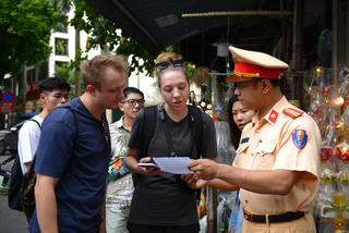 Hà Nội: Phát tờ rơi tuyên truyền trên phố đường tàu Phùng Hưng