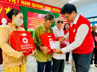 Hội Chữ thập đỏ tỉnh Bình Thuận tặng quà cho các gia đình chính sách