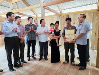 Phó Chủ tịch Hoàng Công Thủy kiểm tra tiến độ làm nhà đại đoàn kết tại Điện Biên