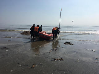 Tìm thấy 2 học sinh mất tích do bị sóng cuốn trôi