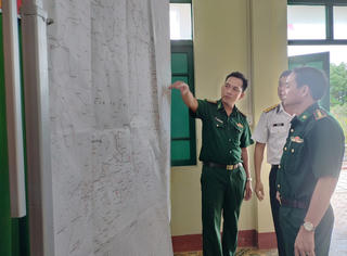 Quảng Nam: Tàu cảnh sát biển 8002 tiếp cận và hỗ trợ y tế cho các ngư dân gặp nạn