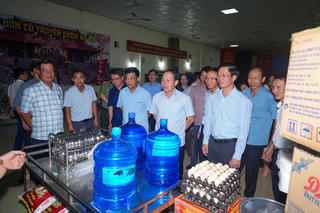 Bí thư Thành ủy Hải Phòng động viên người dân tại điểm tránh bão