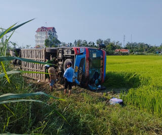 Quảng Ngãi: Xe khách lật xuống ruộng, tài xế tử vong