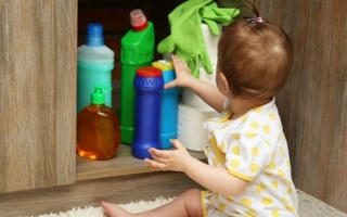 Người lớn bất cẩn khiến trẻ ngộ độc hóa chất