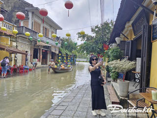 Quảng Nam: Du khách ngắm phố cổ Hội An mùa nước lũ