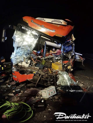Xe khách va chạm xe đầu kéo trên cao tốc Đà Nẵng - Quảng Ngãi, 2 người tử vong