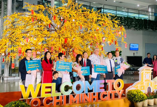 Đón và tặng quà cho những vị khách quốc tế đầu tiên 'xông đất' TP HCM