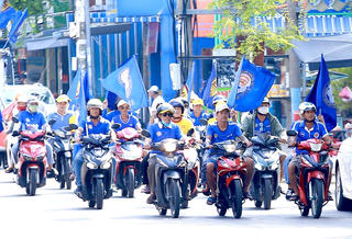 Cổ động viên diễu hành cổ vũ CLB Bóng đá Quảng Nam trước giờ 'G’