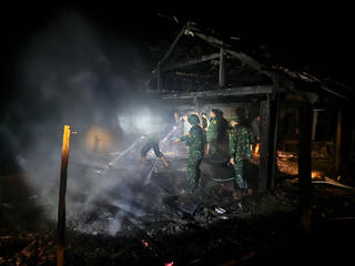 Cháy nhà lúc nửa đêm, 2 vợ chồng già được cứu thoát