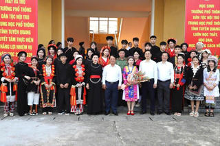 Bí thư Tỉnh ủy Tuyên Quang Hầu A Lềnh dự Lễ Khai giảng tại Trường PTDT Nội trú THPT tỉnh
