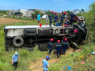 Quảng Ngãi: Giải cứu tài xế mắc kẹt trong cabin xe