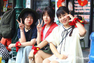 Người dân xếp chỗ từ sáng sớm chờ xem Tổng duyệt A80 vào ngày mai