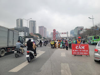 Dòng xe máy vẫn lao lên cầu vượt Mai Dịch bất chấp loa báo và biển cấm