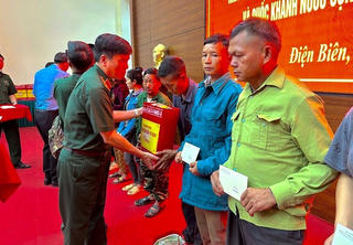 Lãnh đạo Tổng cục Hậu cần - Kỹ thuật trao tặng quà gia đình chính sách tại Điện Biên