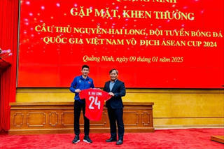 Cầu thủ Nguyễn Hai Long tặng Quỹ Vì người nghèo tỉnh Quảng Ninh 50 triệu đồng
