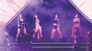 Từ ‘cơn sốt’ thần tượng xứ Hàn, nghĩ về công nghiệp văn hóa ở Việt Nam